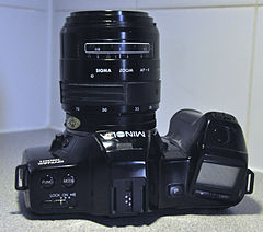 Minolta Dynax 7000i Analogue Film Camera, With Sigma 28-70mm Lens (8744286370).jpg