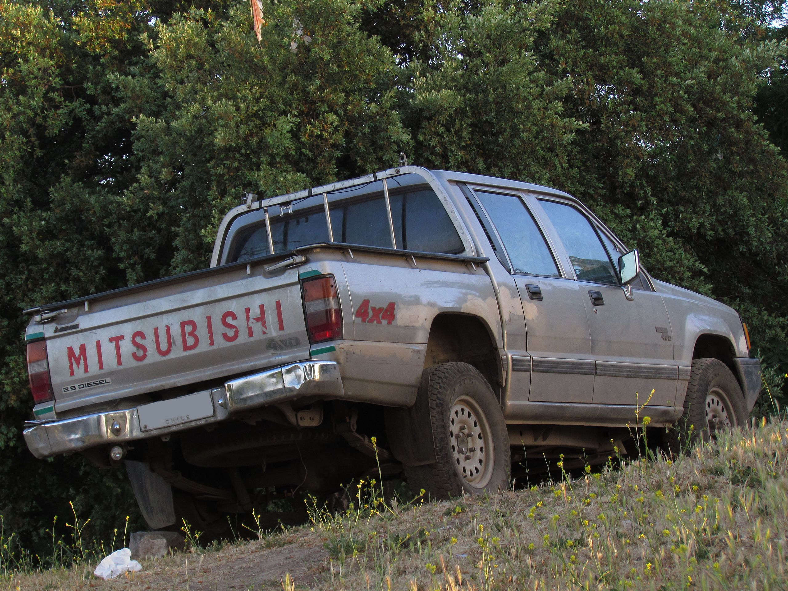 ファイル:Mitsubishi L200 2.5d Crew Cab 4x4 1996 (17647485954).jpg