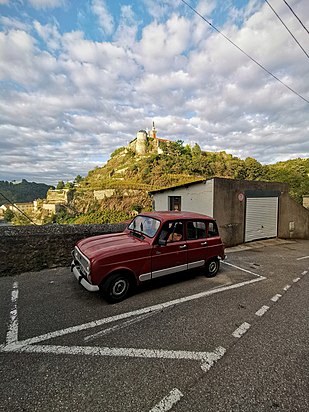 A Renault 4L parked posed in front of Mont Pipet