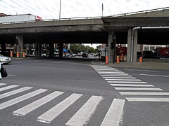 La route 335 sud passe sous l'autoroute Métropolitaine entre les arrondissements Ahuntsic-Cartierville et Villeray―Saint-Michel―Parc-Extension.