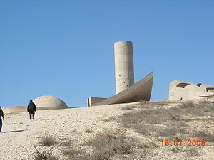 אנדרטת חטיבת הנגב עם פגיעות הכדורים הסמליות