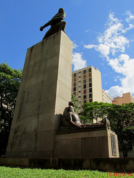 File:Monumento construído em bronze e granito em homenagem aos heróis da Revolução Constitucionalista de 1932.face frontal, inscrição em baixo relevo, “À EPOPÉIA DE 1932”. placa, “GLÓRIA - panoramio.jpg