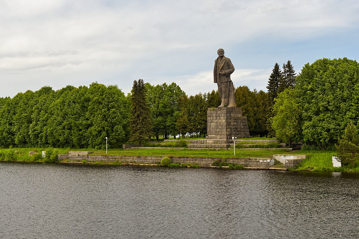 Дубна канал имени Москвы памятник Ленину