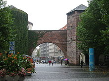The gate seen from Sendlinger-Tor-Platz Munich - Sendlinger Tor from Sendlinger-Tor-Platz.jpg
