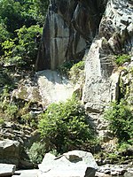 烱烱潭（中央の岩に文字が彫られている）