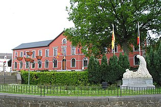 战争纪念碑与市政厅