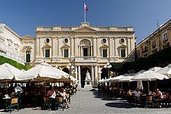 Maltan kansalliskirjaston Bibliothecana tunnettu rakennus Tasavallan aukion (Republic Square) laidalla.