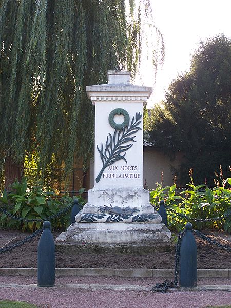File:Neauphle-le-Château Monument aux morts.JPG
