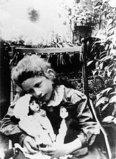 Ngaio Marsh mit zwei Puppen, ca. 1905