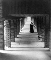 Nonne im Kreuzgang, 1930.jpg