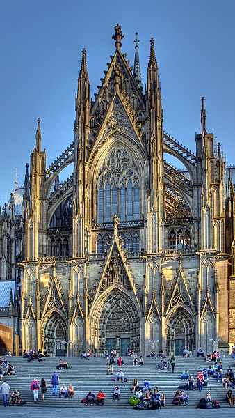 File:Nordfassade Kölner Dom mit Treppe vom Bahnhofsvorplatz (3956-58).jpg