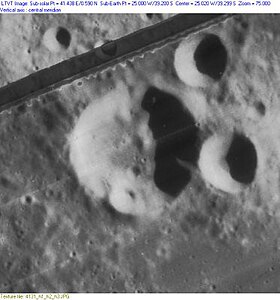 Снимок зонда Lunar Orbiter – IV. Кратер Хайдингер в центре снимка, полоса на снимке – артефакт изображения.