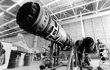 Assemblage des réacteurs General Electric J85 d'un F-5E dans l'usine de Hawthorne (Californie).