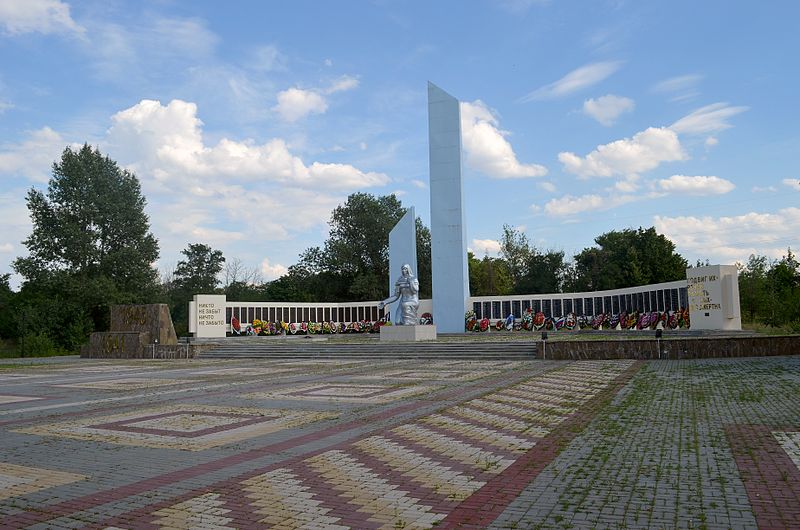 File:Novochopersk (Voronezh oblast). Victory Park. Memorial.JPG