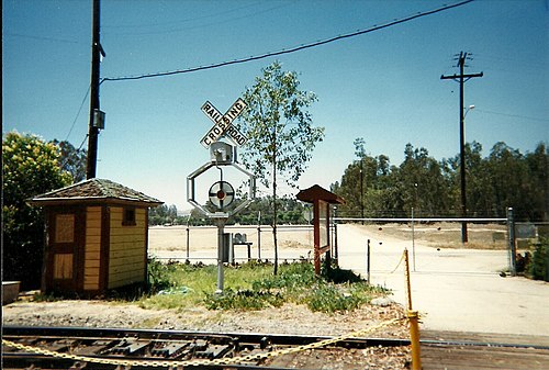 "Peach basket" variation primarily found on the Union Pacific, pictured in August 1999. This particular signal is operational and guards the main crossing of the Orange Empire Railway Museum