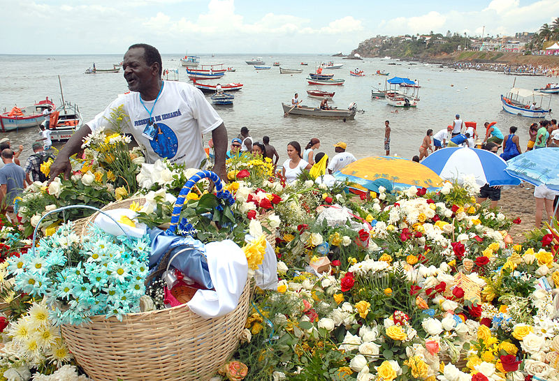 File:Oferendas à Iemanjá, na praia do Rio Vermelho.jpg