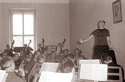 אוסקר דנון כפי שצולם ב-1961 מנצח על התזמורת הסימפונית של מריבור בעת חזרה