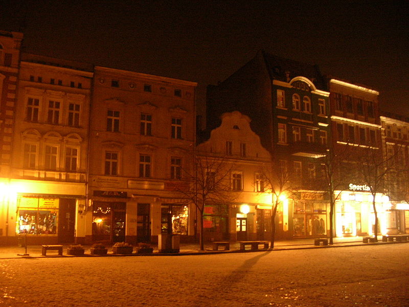 File:PL Leszno Rynek Noca.JPG