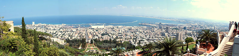 Panorama části Haify: úplně vlevo čtvrť Bat Galim, uprostřed část světového centra Bahá'í, napravo čtvrti Vádí Nisnas, Kirjat Rabin, přístav a záliv