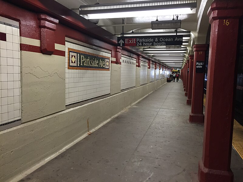 File:Parkside Avenue - Tunnel Section, southbound platform.jpg