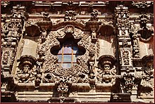 Estitipes on the facade of the Parroquia Antigua in Salamanca, State of Guanajuato, Mexico. Parroquia Antigua (Salamanca) 001.jpg