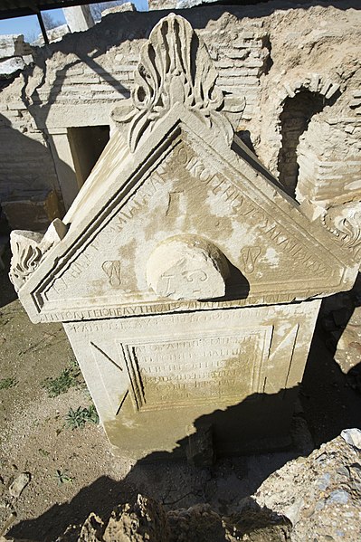 File:Perge Necropolis beyond West Gate 5263.jpg