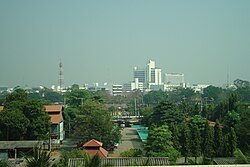 De skyline van Phitsanulok vanuit het Grand Riverside Hotel