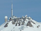 Vista dell'osservatorio in inverno. Si distinguono le cupole dell'osservatorio, le antenne della televisione e la cabina della teleferica