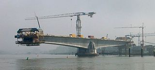 <span class="mw-page-title-main">Cantilever bridge</span> Bridge built using cantilevers