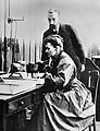 Pierre a Marie Curie-Skłodowská při práci