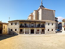 Colmenar de Oreja Main Square; behind, Santa Maria la Mayor parish Church Plaza abside con iglesia al fondo en Colmenar de Oreja.jpg