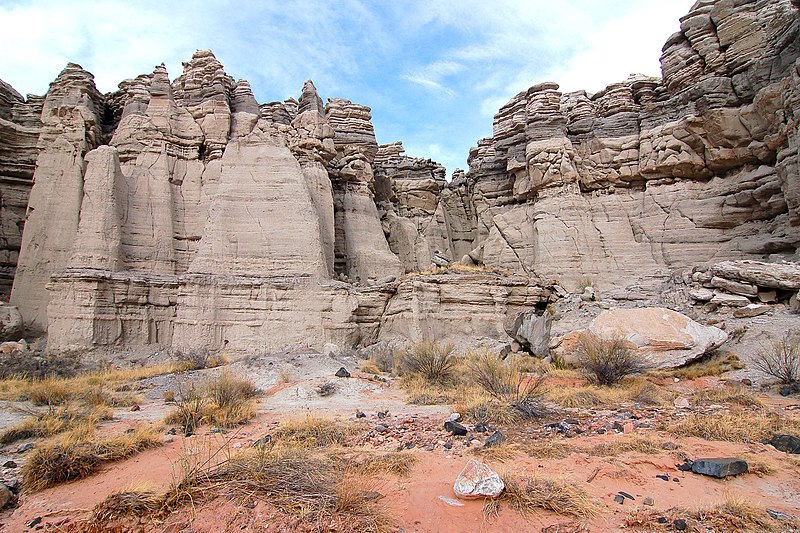 File:Plaza Blanca cliffs, NM.jpg