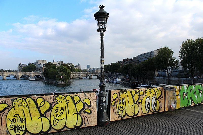 File:Pont des arts avec graphitis.JPG