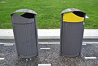 Poubelle classique (à gauche) et poubelle pour déchets recyclables avec une bande jaune (à droite)