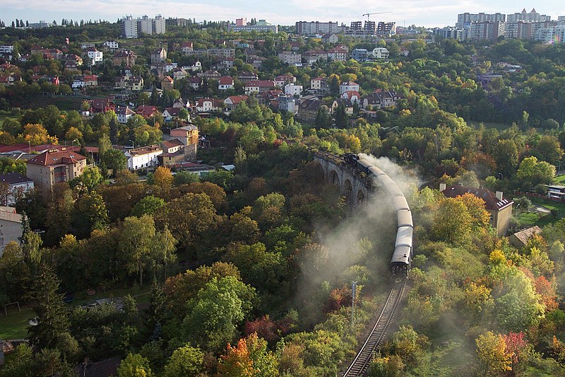 File:Praha, Hlubočepy, železniční zářez, parní vlak V.JPG