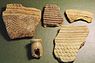 Restes de ceràmica prehistòrica de Sierra Leone. La peça a la part inferior esquerra és un fragment d'una canonada de ceràmica