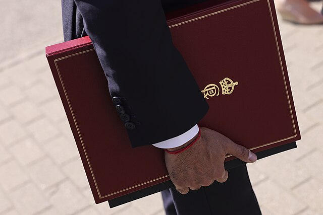 Ministerial folder with the monarch's emblem