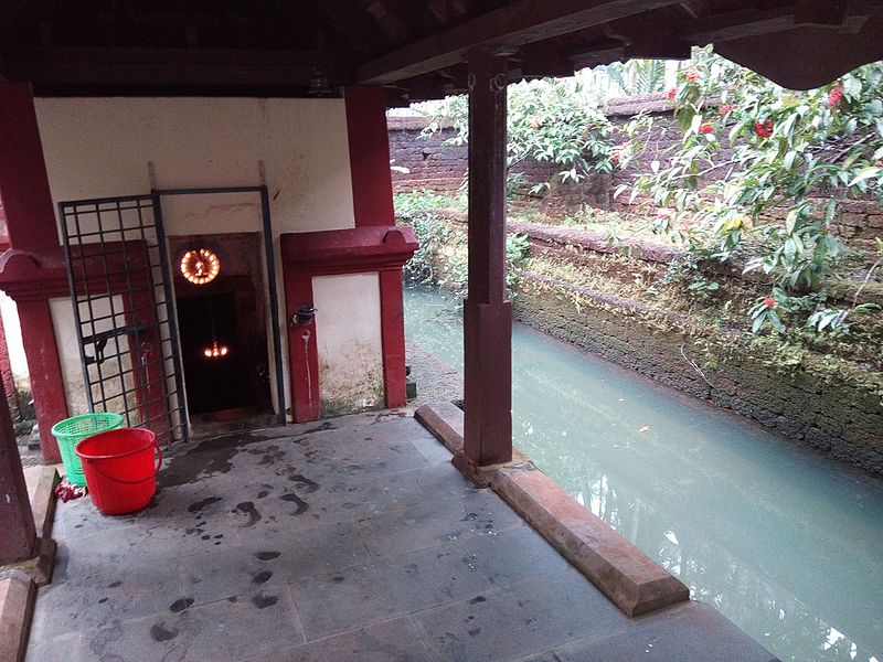 File:Puthukkolli siva temple 04.jpg