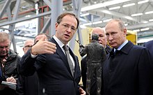 Vladimir Medinsky e Vladimir Putin osservano una statua di Kalashnikov