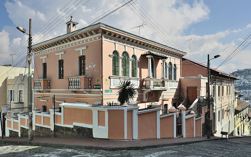 File:Quito historical centre colonial house.jpg