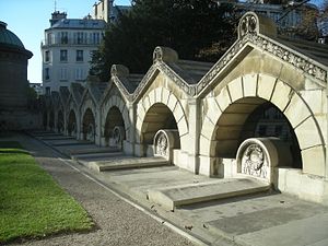 Côtés avec les pierres tombales en souvenir des Gardes suisses.