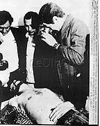 Reporteros gráficos fotografían el cadáver de Irurzun "Capitán Santiago", exhibido a la prensa dos horas después que se produció el tiroteo que acabaria con su vida.jpg