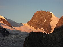 La montagna vista dalla Britanniahütte. Al centro sinistra l'Adlerpass ed in basso l'Allalingletscher.