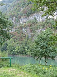 Felsen über dem Steilufer nördlich von Trient