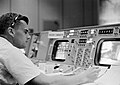 Roger Chaffee på arbejde i kontrolcenteret under Gemini 3-missionen.