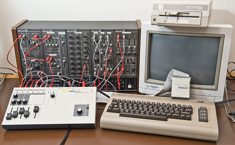 File:Roland-cmu-800r c64 hg.jpg