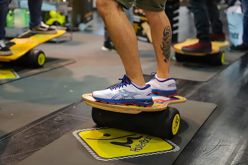 File:RollerBone Sportgerät auf der FIBO 2019 in Köln, Deutschland (47952484066).jpg