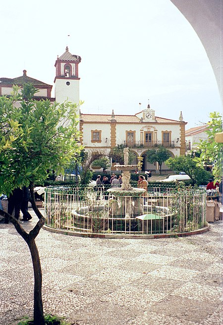 Rosal de la Frontera, Marktplatz, Kirche und Rathaus.jpg
