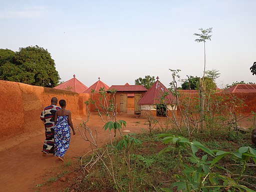 Königsresidenzen von Abomey. Blick auf die Lehmmauer und Eingangstor (UNESCO-Welterbe in Benin). Royal Palaces of Abomey