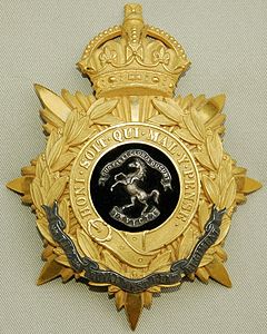 Plaque de casque du Royal West Kent Regiment.jpg